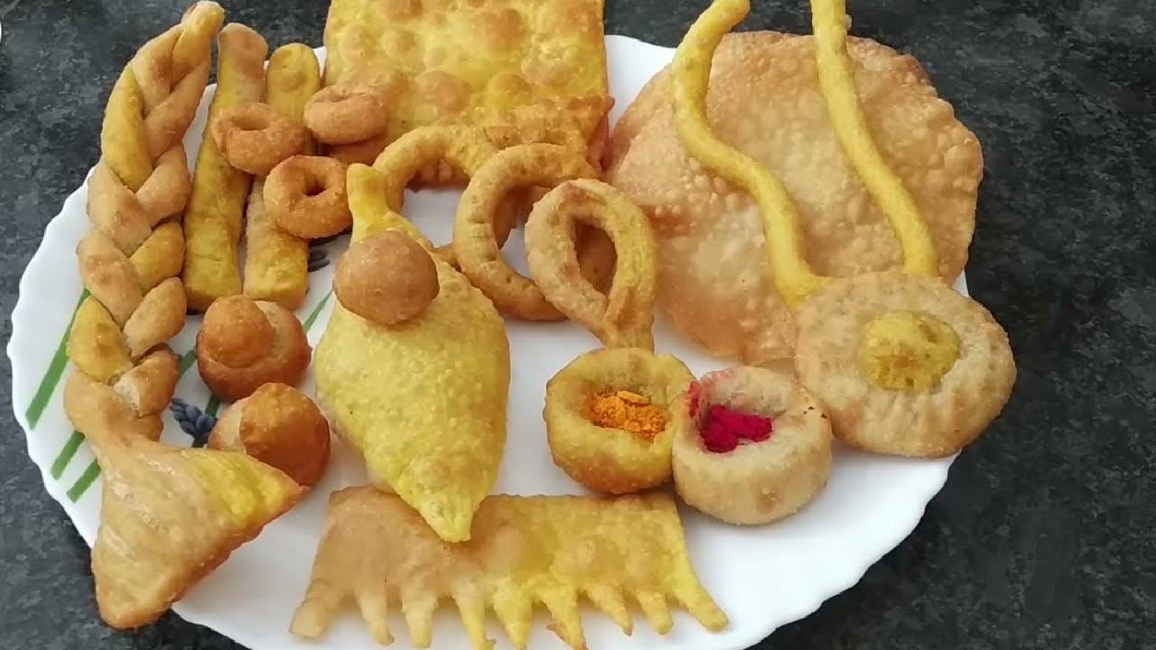 आठवी किंवा नवमी माळ: ज्यांच्याकडे अष्टमीला किंवा नवमीला मुख्य कुळाचार (हवन/बोडण) असतो, ते या दिवशी फुलोरा बांधतात.