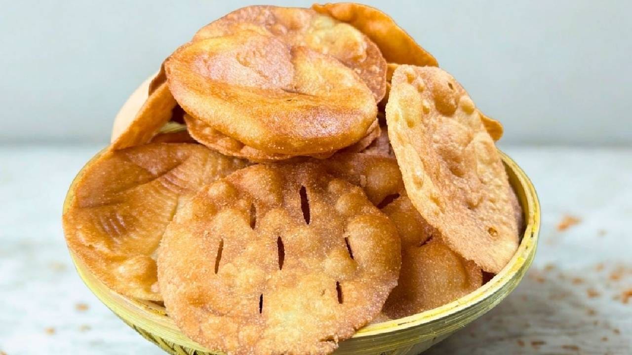 सातवी माळ (महासप्तमी): काही कुटुंबांमध्ये सातव्या माळेला महालक्ष्मी किंवा कुलदेवतेच्या पूजेच्या वेळी फुलोरा अर्पण करण्याची पद्धत आहे.