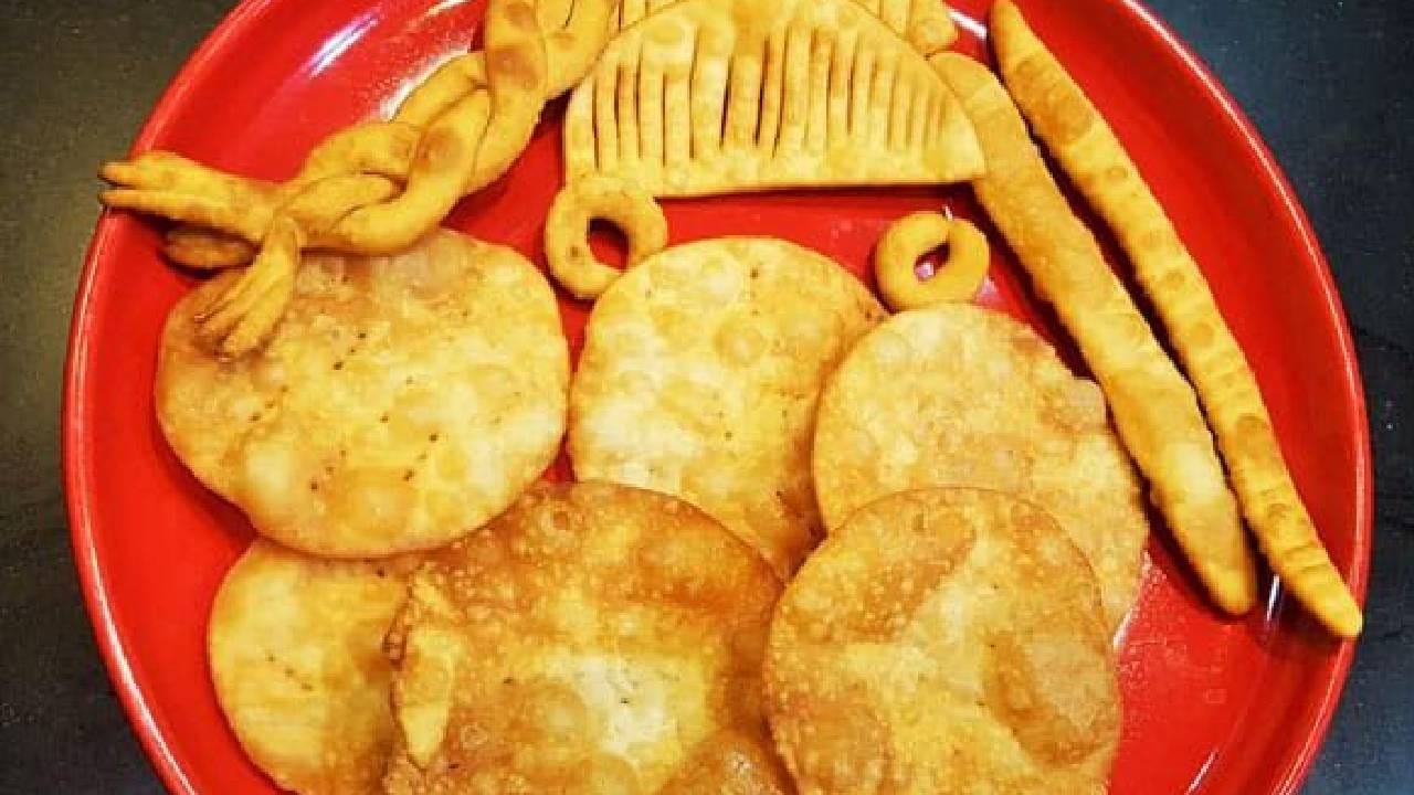 फुलोरा म्हणजे काय आणि तो कसा करावा? : फुलोरा म्हणजे मैद्याच्या किंवा गव्हाच्या पिठापासून बनवलेल्या कडाकण्या (विविध आकारांचे तळलेले दागिने, फणी, करंडा, चक्र आणि पुरी) एका दोऱ्यात ओवून घटावर किंवा देवीसमोर टांगणे. हा कुलदेवतेचा एक अत्यंत महत्त्वाचा मान आणि कुळाचार मानला जातो. फुलोरा बांधल्याशिवाय अनेकांचा नवरात्रोत्सव पूर्ण मानला जात नाही. 