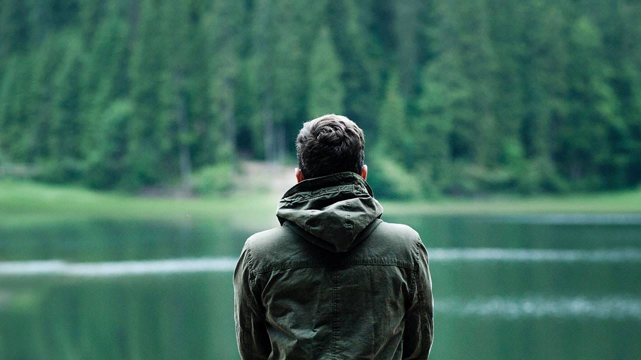 अंतर्मुखी स्वभाव असलेले मूलांक : जन्मतारखेतील अंकांची बेरीज करून मूलांक काढला जातो. उदाहरणार्थ, एखाद्या व्यक्तीचा जन्म ११ तारखेला झाला असेल, तर १ + १ = २ असा मूलांक येतो. त्यानुसार २, ११, २० आणि २९ तारखेला जन्मलेल्या व्यक्तींचा मूलांक २ असतो. अंक ज्योतिषानुसार मूलांक ४, ७ आणि ९ असलेल्या व्यक्तींमध्ये अंतर्मुखी स्वभावाचे काही गुण दिसू शकतात. या लोकांना समाजात सतत मिसळण्यापेक्षा एकांतात वेळ घालवणे आवडते, असे मानले जाते.