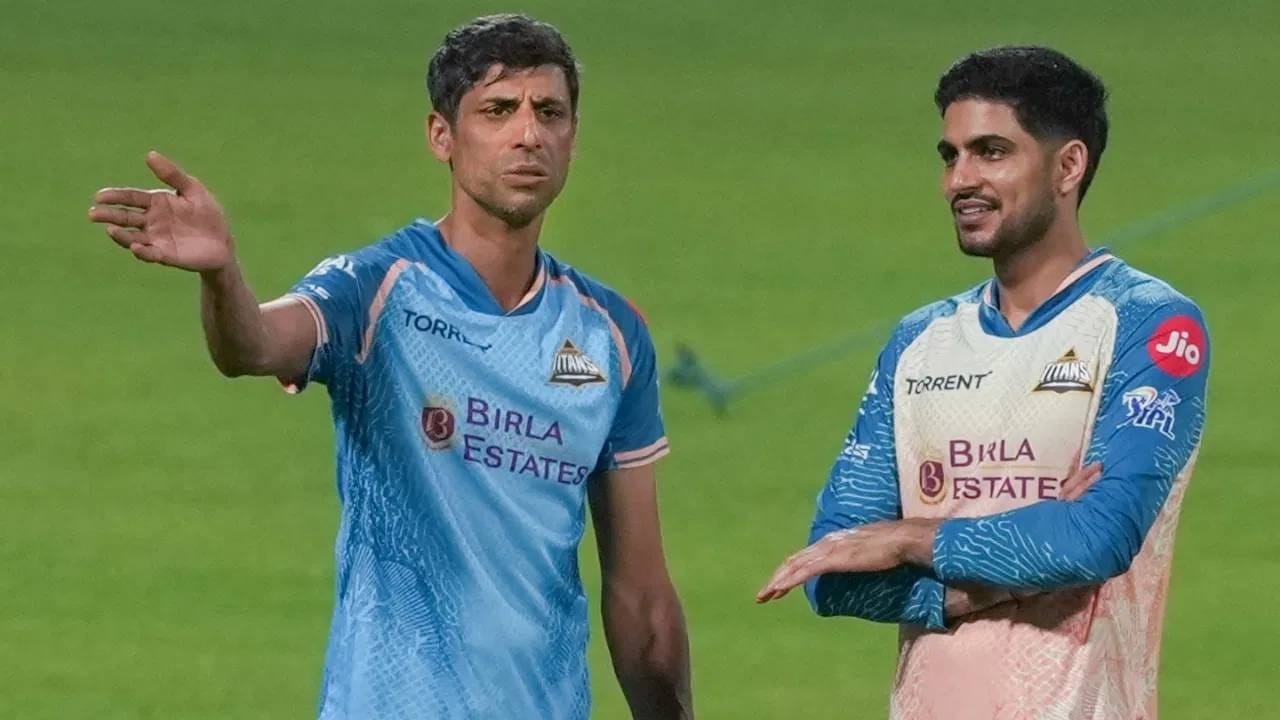 दरम्यान, गुजरात संघाचा हेड कोच असलेल्या आशीष नेहराला आयपीएलमध्ये सर्वात जास्त सॅलरी मिळतो. त्याला प्रत्येक हंगामाला 9.5 कोटी दिले जातात. दरम्यान, आशीष नेहराने भारतसाठी 17 टेस्टमध्ये 44 120वनडे सामन्यांमध्ये 157 विकेट आणि 27 टी20 सामन्यांमध्ये 34 विकेट घेतले आहेत. याशिवाय त्याने आयपीएलमध्ये पाच फ्रँचायझींकडून खेळताना 88 सामन्यांमध्ये तब्बल 106 विकेट्स पटकावले आहेत.