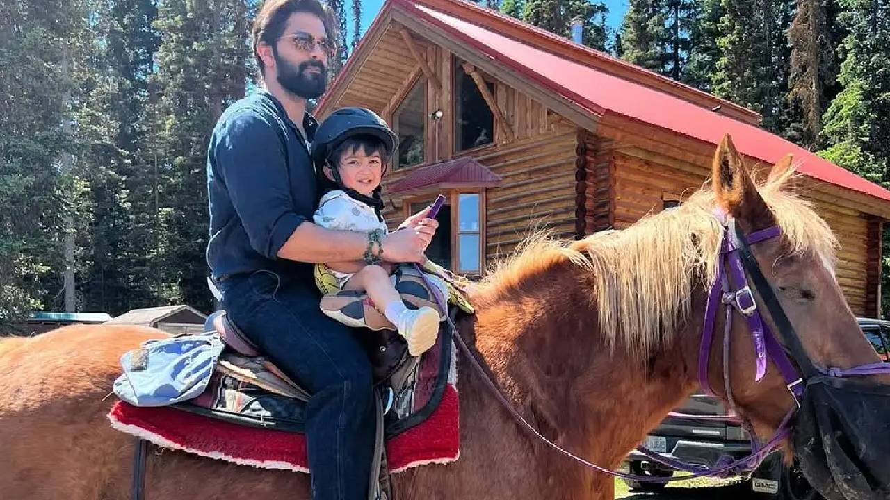 सोशल मीडियावर ही बातमी समोर येताच मनसे सैनिक, कार्यकर्ते तसेच राजकीय, सामाजिक अन् कला क्षेत्रातील दिग्गजांकडून ठाकरे कुटुंबावर अभिनंदनाचा आणि शुभेच्छांचा वर्षाव केला जात आहे. 'शिवतीर्थ'वर नव्या पाहुणीच्या आगमनाने एकच जल्लोष पाहायला मिळत आहे.