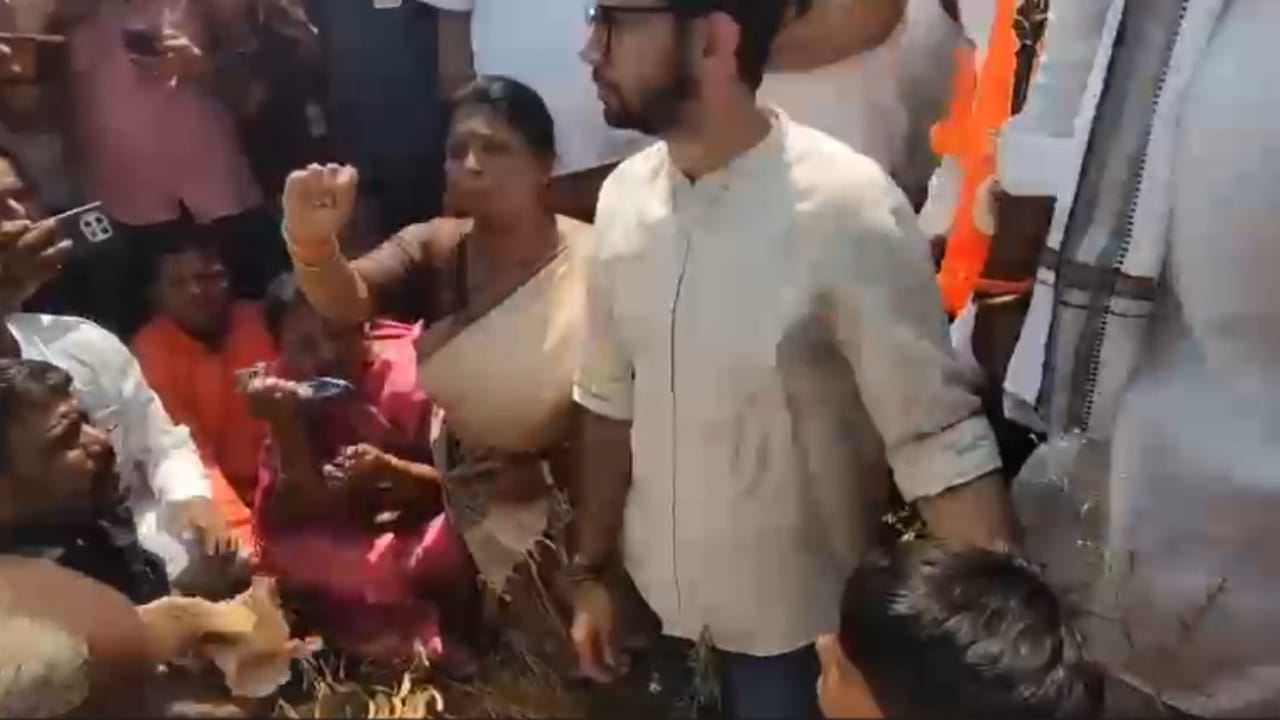 म्हणून मी वडिलांना एकटं सोडत नाही....आदित्य ठाकरेंसमोर पाचवीच्या मोहम्मद अल्ताफने सांगितले वडिलांसोबत फिरण्याचे कारण.. म्हणून मी वडिलांना एकटं सोडत नाही....आदित्य ठाकरेंसमोर पाचवीच्या मोहम्मद अल्ताफने सांगितले वडिलांसोबत फिरण्याचे कारण..