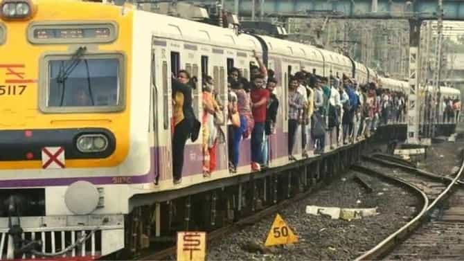 दिवा-मुंब्रा वळणावर लोकलमधून महिला खाली पडली; सकाळच्या गर्दीच्या ट्रेनमध्ये नेमकं काय घडलं?