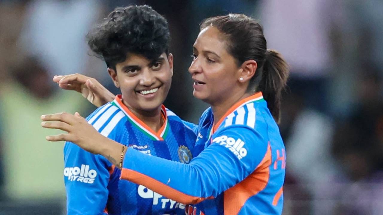 पहिल्यांदा फलंदाजीला उतरलेल्या पाकिस्तानच्या महिला संघाने केवळ 55 धावा केल्या यामध्ये पाकचा संघ ऑलआऊट झाला आहे. 