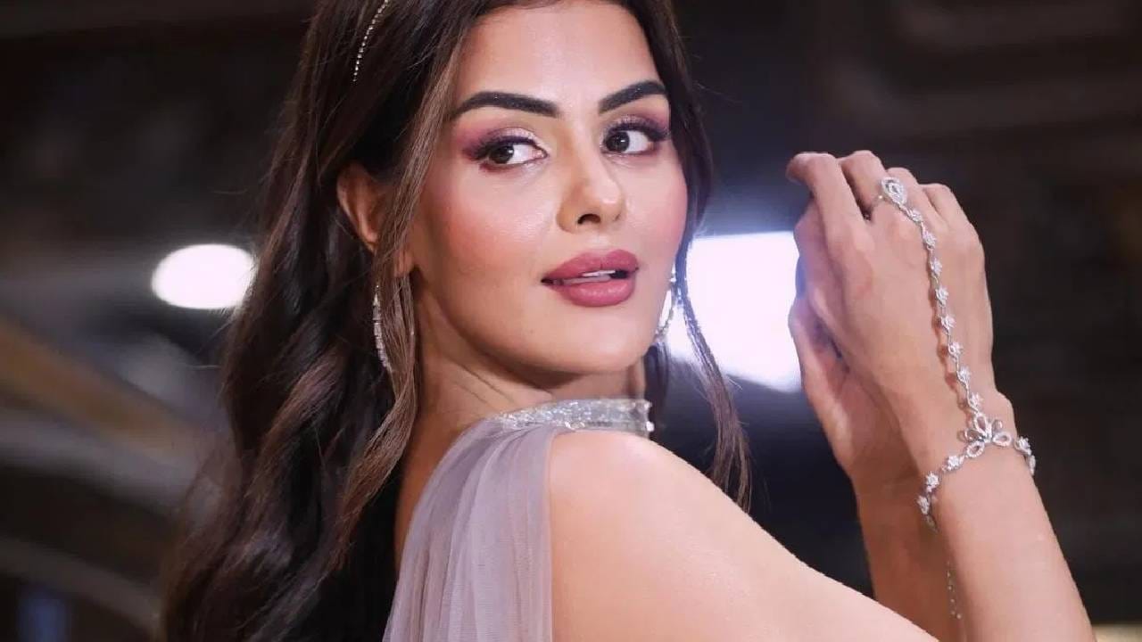 प्रियंका चाहर चौधरीने ‘बिग बॉस 16’ गाजवलं. तिची ठाम मतं आणि चुकीच्या गोष्टींविरोधात आवाज उठवण्याच्या शैलीमुळे ती बरीच चर्चेत होती. तीच हा शो जिंकेल असं अनेकांना वाटत होतं, पण तसं होऊ शकलं नाही. ती शोमध्ये हरली पण लोकप्रियतेत ती जिंकली. आता ती ‘राइज अँड फॉल’ या रिॲलिटी शोमध्ये दिसेल.