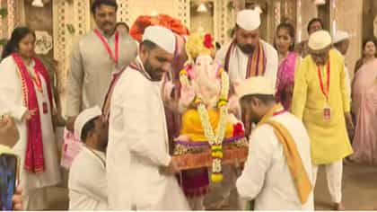 पुणे गणेश विसर्जन, मानाचा पहिला कसबा गणपती मिरवणुकीसाठी मार्गस्थ.