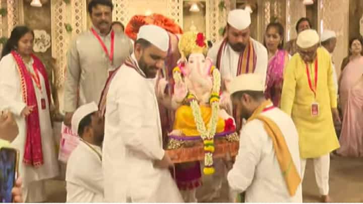 Video: पुणे गणेश विसर्जन, मानाचा पहिला कसबा गणपती मिरवणुकीसाठी मार्गस्थ Video: पुणे गणेश विसर्जन, मानाचा पहिला कसबा गणपती मिरवणुकीसाठी मार्गस्थ