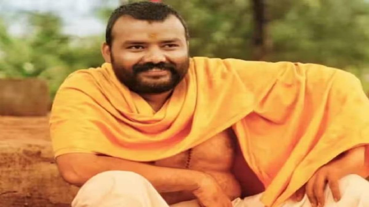 नीम करोली बाबा यांनी भूमिका साकारणाऱ्या शोभिनव सत्या याने 'हनुमान अंश' सिनेमासाठी 15 लाख रुपये मानधन घेतलं आहे. सिनेमामुळे अभिनेत्याच्या लोकप्रियतेत मोठी वाढ झाली. 