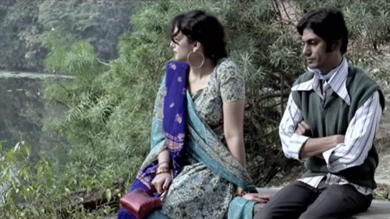 हे गाणे आहे अनुराग कश्यपच्या कल्ट क्लासिक चित्रपट ‘गॅंग्स ऑफ वासेपुर’चे ‘ओ वुमनिया’. त्याची खासियत फक्त त्याच्या देसी अंदाजात नाही, तर ते तयार करण्याची पद्धतही खास होती. चित्रपटाच्या संगीतासाठी स्नेहा खानवलकर यांनी फक्त स्टुडिओत बसून धुन तयार केल्या नव्हत्या.