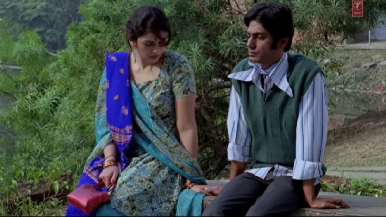 ‘ओ वुमनिया’ हे याच लोक-जगातून निघालेल्या त्या आवाजाचा भाग आहे, ज्यात स्त्रियांमध्ये गायल्या जाणाऱ्या गीतांचा रंग स्पष्ट दिसतो. इथे प्रेमाचीही गोष्ट आहे, तक्रारही आहे आणि नातेसंबंधात होणाऱ्या नोकझोंकही आहे. पण या सगळ्यामध्ये एक मिश्कीलपणा आहे, जो गाण्याला आणखी खास बनवते. हीच त्याची सर्वात मोठी खूबी आहे. गाण्याला खुशबू राज आणि रेखा झा यांनी आवाज दिला आहे, तर त्याचे संगीत स्नेहा खानवलकर यांनी तयार केले आणि बोल वरुण ग्रोवर यांनी लिहिले आहेत.