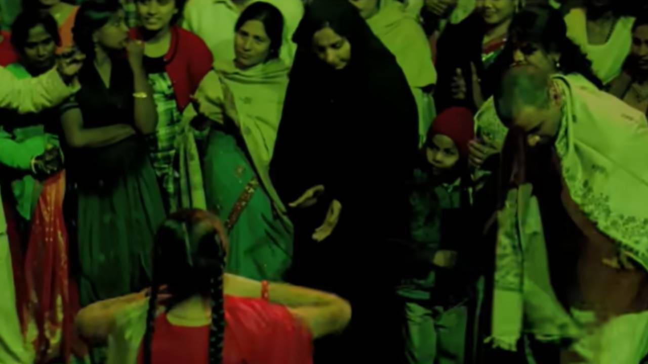 काही गाणी फक्त ऐकली जात नाहीत, ती आपल्याबरोबर एक वातावरण देखील तयार करतात. त्यात कोणत्याही शहराची चमक नसते, तर मातीचा सुगंध, लोकांची बोली आणि आयुष्याच्या छोटी-मोठ्या गोष्टी मिसळलेल्या असतात. असेच एक गाणे आहे, ज्याने जवळपास दीड दशकानंतरही आपली वेगळी ओळख कायम ठेवली आहे. त्याच्या आवाजात मस्ती आहे, पण त्यामागे दडलेल्या गोष्टी समजल्या तर गोष्ट आणखी रोचक होते. हे त्या स्त्रियांच्या जगातील गाणे आहे ज्या आपली तक्रारही करतात, टोमणाही मारतात आणि आपल्या मिश्कील स्वभावाने महफिलही जमवतात.