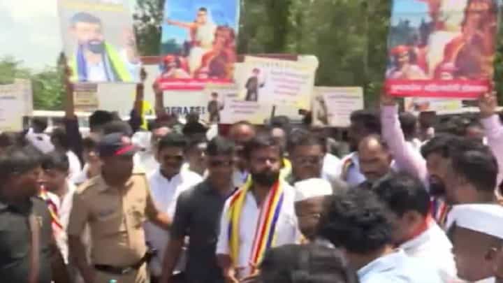 OBC Morcha | ओबीसी एल्गार मोर्चा पाटस टोलनाक्यावर धडकला! लक्ष्मण हाकेंच्या नेतृत्वात आंदोलक आक्रमक; मुंबईकडे कूच करण्यावर ठाम OBC Morcha | ओबीसी एल्गार मोर्चा पाटस टोलनाक्यावर धडकला! लक्ष्मण हाकेंच्या नेतृत्वात आंदोलक आक्रमक; मुंबईकडे कूच करण्यावर ठाम