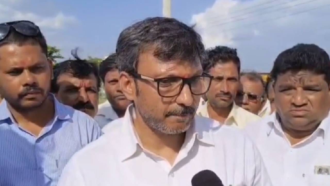 दरम्यान, खासदार ओमराजे निंबाळकर यांनी मोठा निर्णय घेतला. त्यांनी थेट कळंब तालुक्यातील सोयाबीन शेतकऱ्यांच्या बांधावर जाऊन पाहणी केली. 