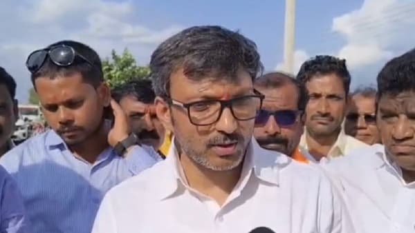 राज्यात पावसाने चांगलीच दांडी मारल्याचे चित्र आहे. काही ठिकाणी रिमझिप पाऊस पडत आहे तर काही ठिकाणी पाऊस गायब झाला आहे. त्यामुळे शेतकऱ्यांचे मोठे नुकसान होत असल्याचे दिसत आहे.