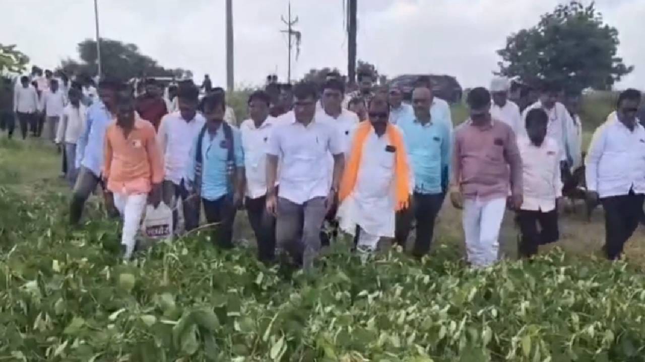 परिस्थिती भीषण असून सरकारने नुकसानग्रस्त शेतकऱ्यांना तात्काळ मदत करावी, अशी मागणी निंबाळकर यांनी केली आहे.