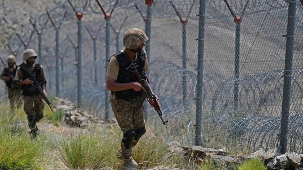 पाकिस्तान अफगाणिस्तान सीमेवर प्रचंड तणाव, PAK आर्मीने थेट तालिबान.. पाकिस्तान अफगाणिस्तान सीमेवर प्रचंड तणाव, PAK आर्मीने थेट तालिबान..