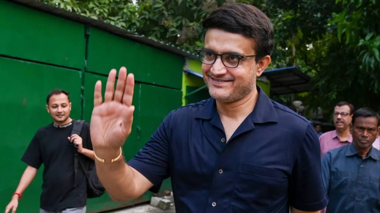 भारतात बीसीसीआयच्या अधिपत्याखाली क्रिकेटची कारकिर्द सुरू आहे. या संस्थेच्या अध्यक्षपदी क्रिकेट फिल्डवर लोकांना प्राधान्य दिलं जातं. रॉजर बिन्नी आणि सौरव गांगुली यांनी अध्यक्षपद भूषवलं आहे. त्यांनी आंतरराष्ट्रीय क्रिकेटमध्ये नावलौकिक मिळवला आहे. सौरव गांगुलीने कर्णधारपदही भूषवलं आहे. आता बीसीसीआयचे अध्यक्ष मिथुन मिन्हास आहेत. ते माजी क्रिकेटपटू आहेत. (Photo: PTI)