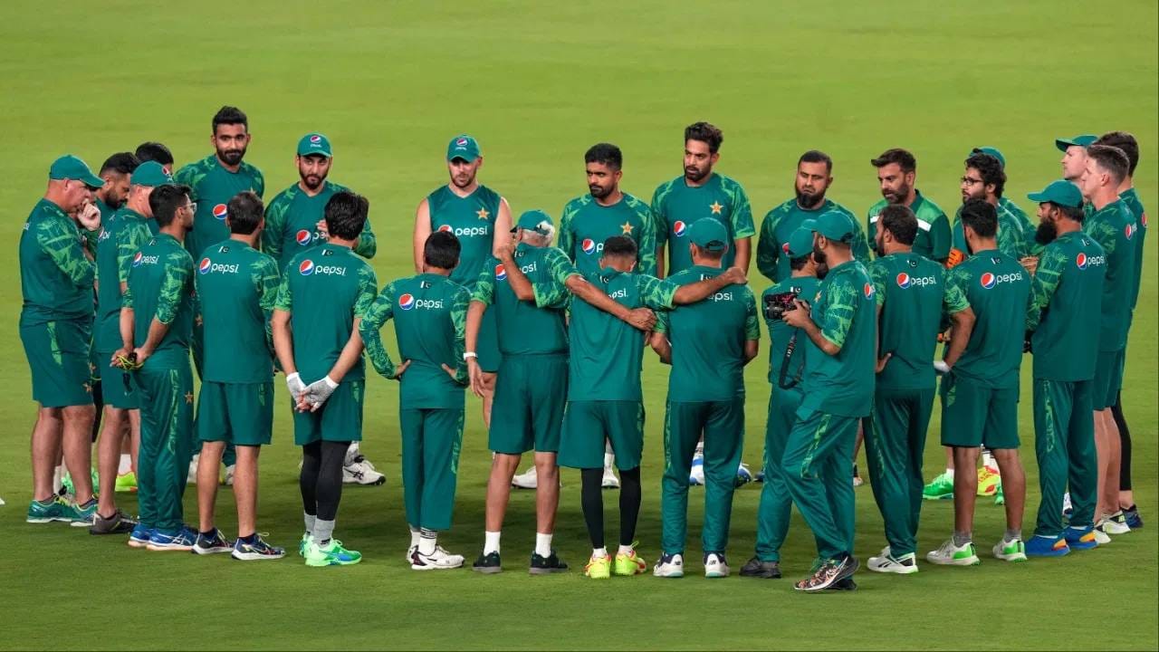 देशाच्या क्रिकेटच्या दौऱ्या राजकारणी आणि उद्योगपतींच्या हाती असल्या की असं होणं सहाजिकच आहे. इतकंच काय तर त्यांना क्रिकेटचं अबकडही माहिती नाही. त्यामुळे क्रिकेट कमी आणि राजकारणच जास्त होत आहे. अशा स्थितीत पाकिस्तानचं क्रिकेट लयाला जात असल्याचं दिसत आहे. (Photo: PTI)