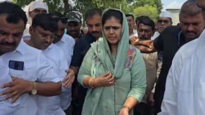 पंकजा मुंडेंचा दुष्काळ दौरा, शेतकरी भावुक, फोडला टाहो.