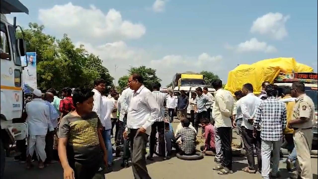 बळीराजा संकटात! कोरडा दुष्काळ जाहीर करण्यासाठी शेतकरी आक्रमक, परभणीत रास्ता रोको बळीराजा संकटात! कोरडा दुष्काळ जाहीर करण्यासाठी शेतकरी आक्रमक, परभणीत रास्ता रोको