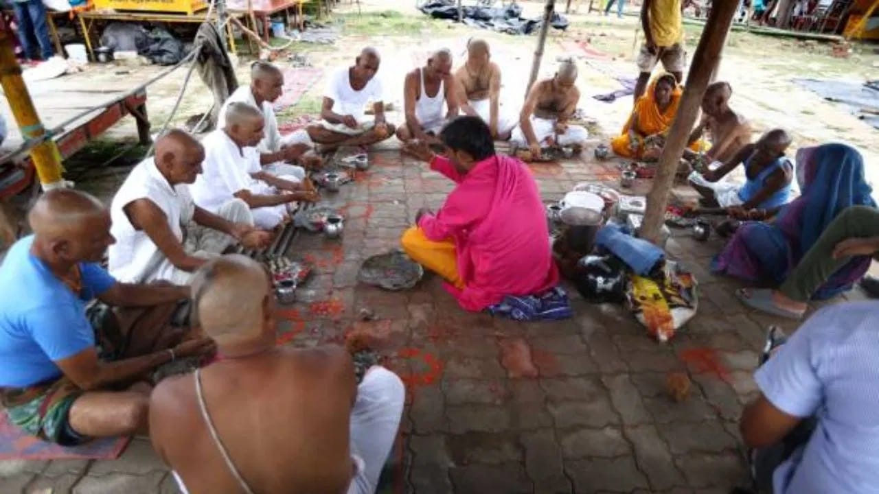  मान्यतेनुसार, पितृपक्षात अशा प्रकारे पूर्वजांचे स्मरण आणि पूजा केल्याने ते प्रसन्न होतात आणि त्यांच्या पूर्वजांच्या पापांपासून मुक्ती मिळते.  (डिस्क्लेमर : सदर लेखातील माहिती केवळ ज्योतिषशास्त्रीय गृहीतके आणि उपलब्ध माहितीवर आधारित आहे. आम्ही यातील तथ्यांची किंवा दाव्यांची पुष्टी करत नाही. अंधश्रद्धेला प्रोत्साहन देणे हा आमचा हेतू नाही.)