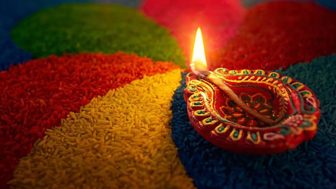 वास्तूनुसार, दक्षिण दिशा ही पूर्वजांची दिशा मानली जाते. त्यामुळे, दररोज स्नान करून ध्यान केल्यानंतर, सकाळी आणि संध्याकाळी या दिशेला दिवा लावावा. मान्यतेनुसार, दक्षिण दिशेला दिवा लावल्याने कुटुंबात सुख, शांती आणि समृद्धी टिकून राहते आणि रोग, दोष व गरिबीपासून मुक्ती मिळू शकते. 