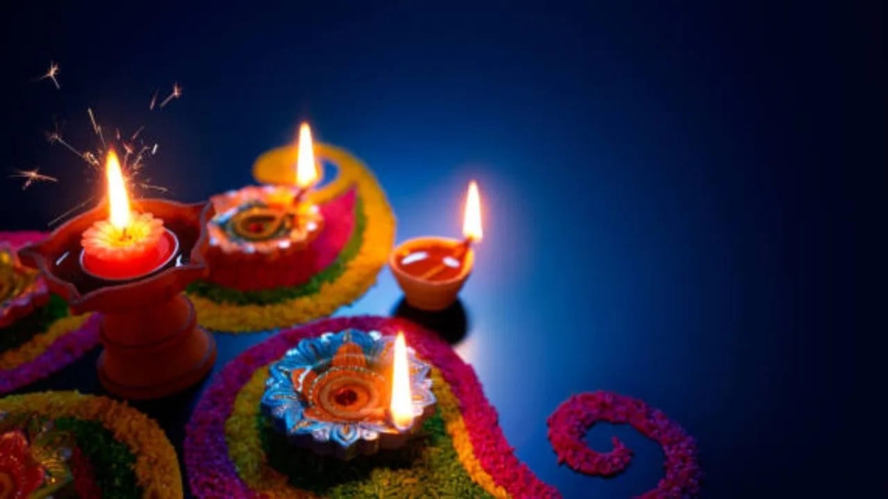 पितृपक्षात दररोज आपल्या पूर्वजांच्या प्रतिमेला स्वच्छ करून त्यावर ताज्या फुलांचा हार अर्पण करावा. फुलांचा हार अर्पण करणे शक्य नसल्यास, पूर्वजांच्या प्रतिमेसमोर फक्त काही फुले ठेवता येतात. 