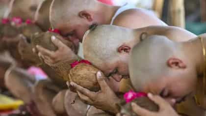 पितृपक्षात कोणत्या वस्तूंचे दान कराल, ज्यामुळे प्रसन्न होतात पूर्वज.