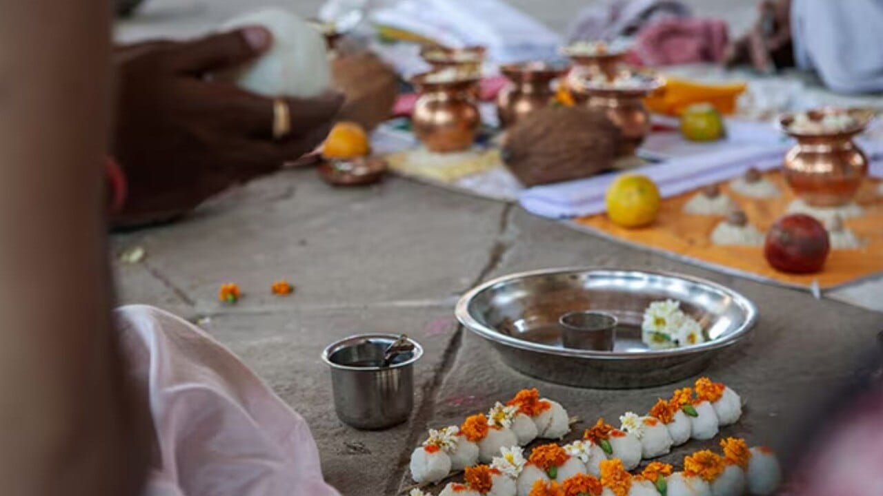 Pitru Paksha 2026: कुठल्या दिशेला कराल श्राद्ध, तर्पण आणि दान, पितृपक्षाआधी करा नोट Pitru Paksha 2026: कुठल्या दिशेला कराल श्राद्ध, तर्पण आणि दान, पितृपक्षाआधी करा नोट