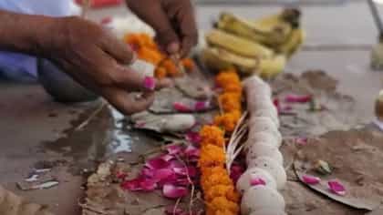 पितृपक्षात चुकूनही या गोष्टींचे दान करु नका, जीवनावर होईल वाईट परिणाम.
