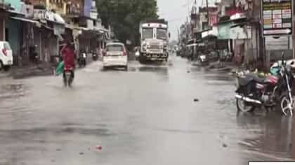 उत्तर प्रदेशात परतीच्या मान्सूनचा कहर, शेती व रस्ते पाण्याखाली.