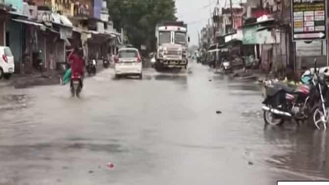 उत्तर प्रदेशात परतीच्या मान्सूनचा कहर, शेती व रस्ते पाण्याखाली