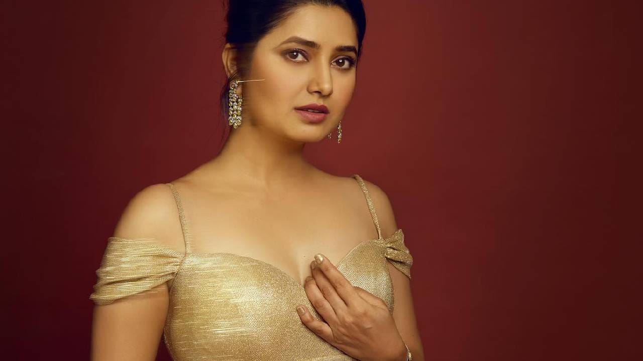मधू ताई नाटकाची लेखिका, निर्माती आणि अभिनेत्री; ह्या तिन्ही बाजू इतक्या सुंदररित्या सांभाळतेस.. हे अतिशय प्रेरणादायी आहे. आणि तूझ्या विचारांच्या प्रेमात तर मी फार पूर्वीपासून आहेच. आज नाटकातून पुन्हा ते अनुभवायला मिळाले.♥️ स्वप्नील जोशी तूमचा रंगमंचावरचा नैसर्गिक वावर पाहून मी थक्क झालेय.., it’s a treat to watch you live on stage 😍, असं लिहीत तिने भरभरून तारीफ केली.