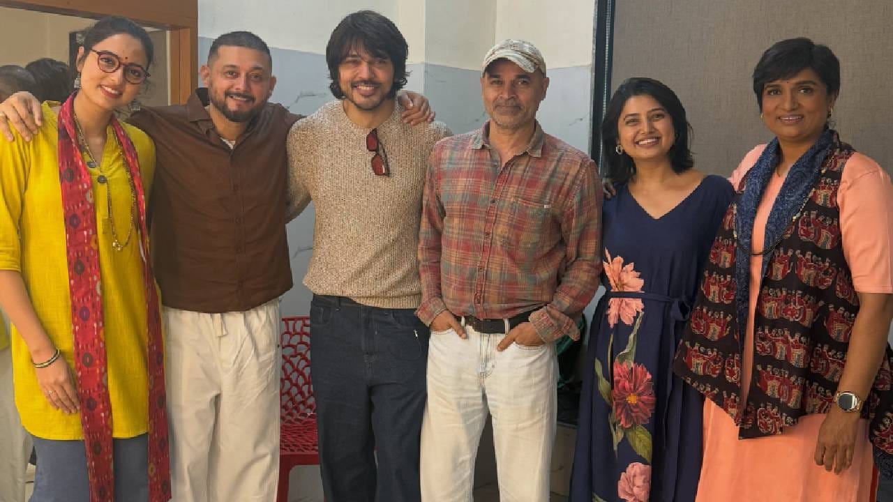 तिने नुकतंच “लग्नपंचमी”. हे नाटकं पाहिलं. यावेळी ललित प्रभाकर सुद्धा तिच्यासोबत होता. नाटकांनंतर सर्व कलाकारांसोबतचा फोटो प्राजक्ताने शेअर करत या नाटकासाठी खास फोस्ट लिहीत तिने सर्वांचं भरभरून कौतुक केलंय.