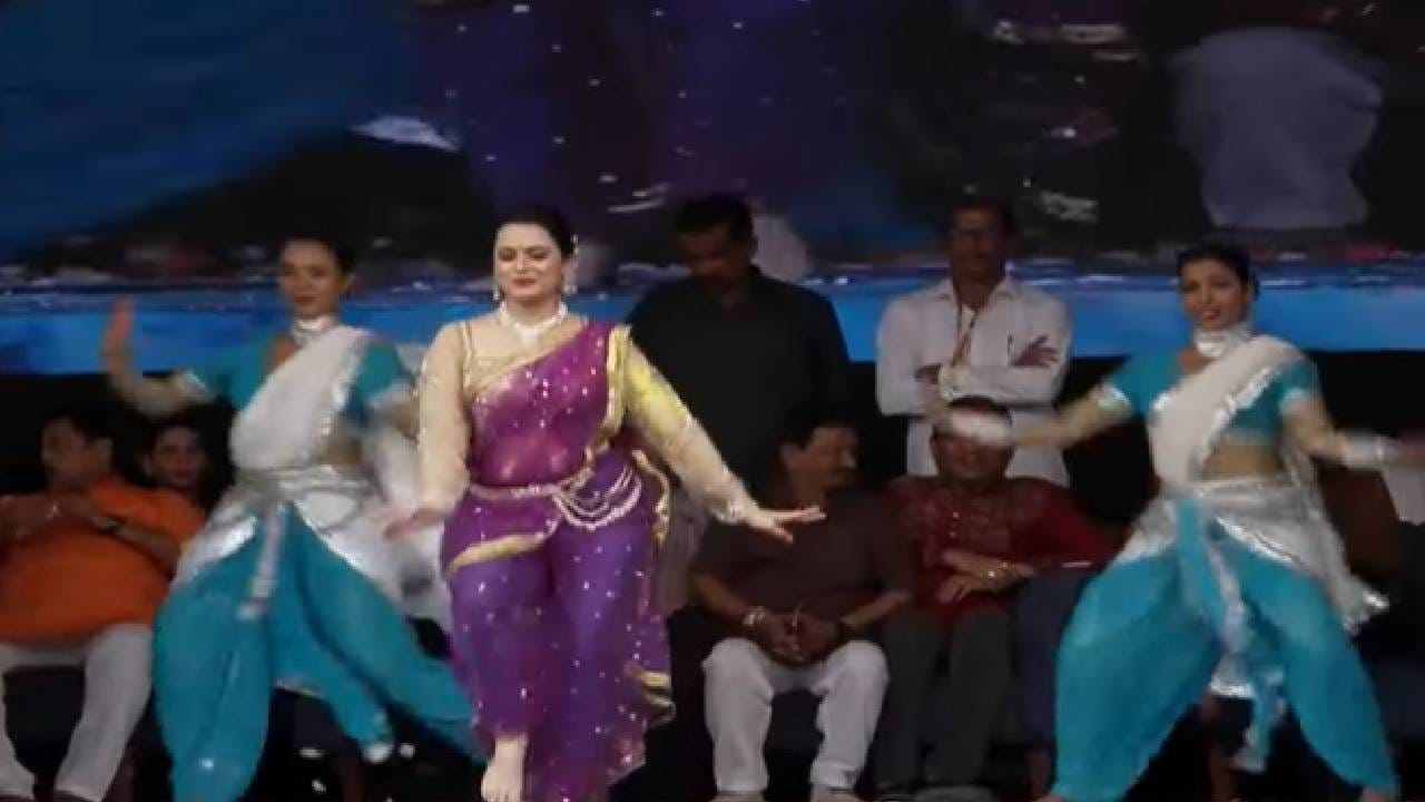 प्राजक्ताने 'अशी मी मदनमंजिरी, सुबक ठेंगणी, लखलखते सुंदरी' या गाण्यावर नृत्य करत आपल्या परफॉर्मन्सची सुरुवात केली. त्यानंतर 'हृदयी वसंत फुलताना' या लोकप्रिय गाण्यावरही तिने ठेका धरत सुंदर नृत्य सादर केले.