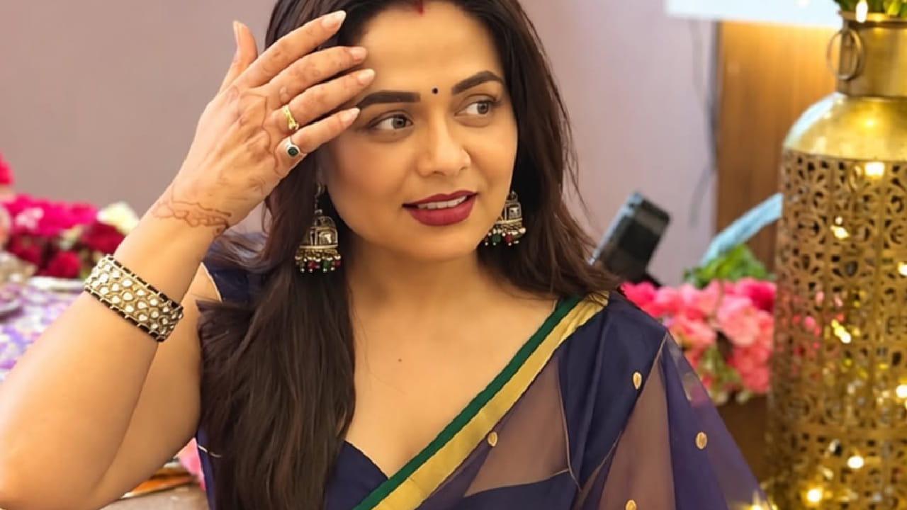 प्रार्थनाने तिचे हे साडीमधील खास फोटो सोशल मीडियावर शेअर केले असून, चाहत्यांकडून तिच्या मराठमोळ्या रूपाचे कौतुक केले जात आहे.