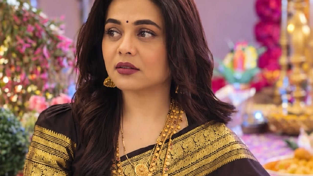 मराठी मनोरंजनसृष्टीतील लोकप्रिय अभिनेत्री प्रार्थना बेहेरे हिच्या घरी यंदा लाडक्या गणरायाचे थाटामाटात आणि भक्तिमय वातावरणात आगमन झाले आहे.