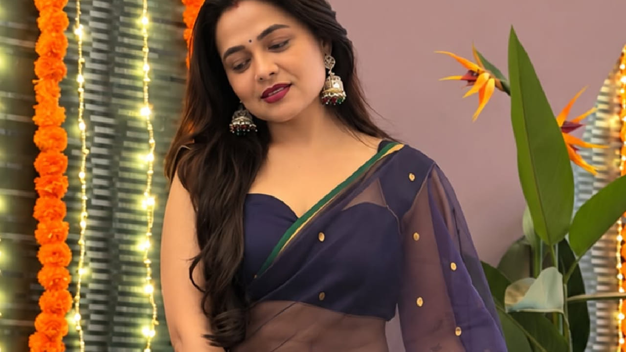 या साडीवरील हिरवा-सोनेरी काठ तिच्या लूकला अधिक खुलवत होता. साडीसोबत तिने मॅचिंग स्लीव्हलेस ब्लाऊज परिधान केला असून, पारंपरिकतेसोबत आधुनिकतेचा सुंदर मेळ साधला आहे.