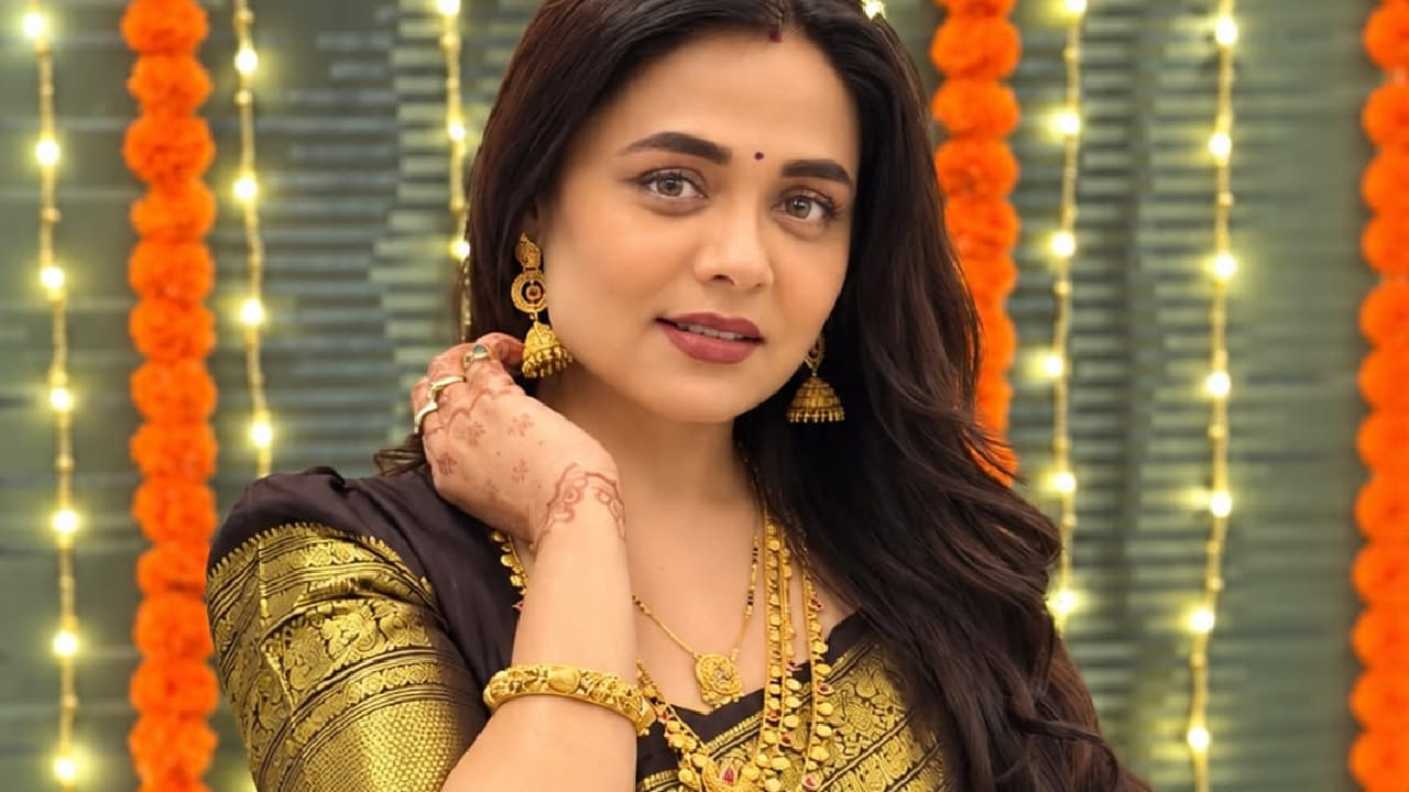 सोनेरी जरीच्या काठामुळे तिची साडी अधिकच खुलून दिसत असून, या साडीवर तिने सुंदर डिझायनर ब्लाऊज परिधान केला आहे.
