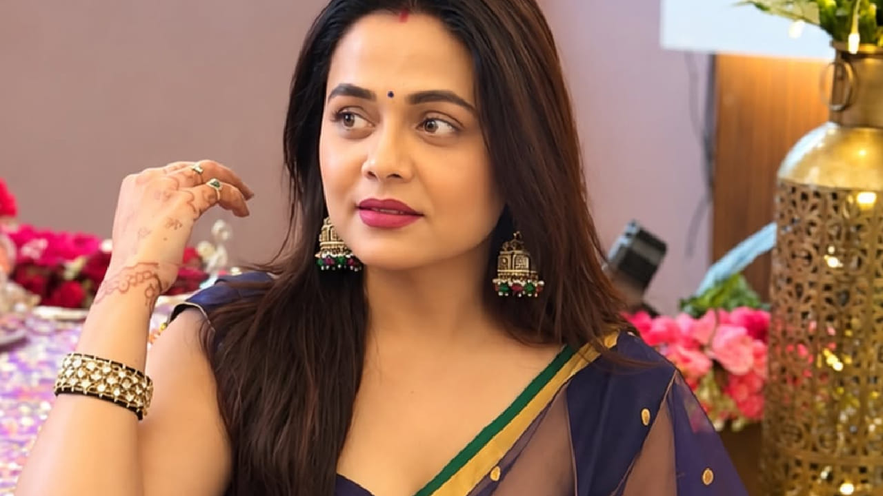 तिच्या या सुंदर अंदाजाने चाहत्यांचे लक्ष वेधून घेतले आहे. प्रार्थना बेहेरेने यावेळी गडद निळ्या रंगाची पारदर्शक चंदेरी पारंपरिक साडी परिधान केली होती. 
