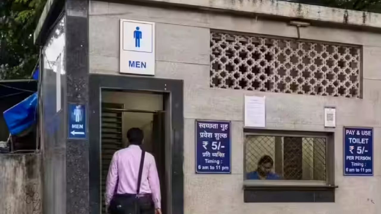 शौचालयातल्या उग्र वासामुळे दोन तरुणांचा मृत्यू, मुंबईतील धक्कादायक घटना शौचालयातल्या उग्र वासामुळे दोन तरुणांचा मृत्यू, मुंबईतील धक्कादायक घटना