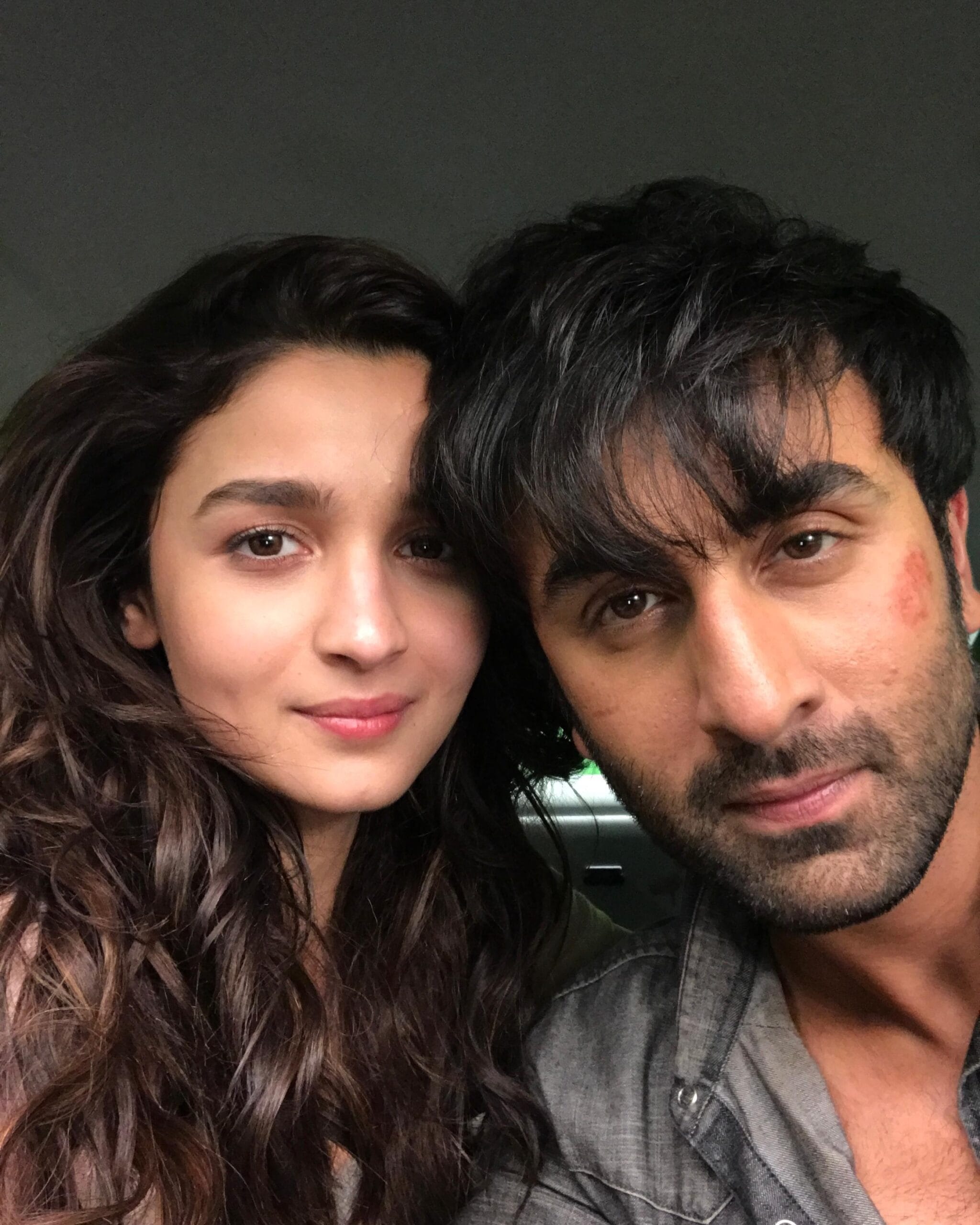 या  संपूर्ण फोटोंना आलियाने आपल्या हटके अंदाजात HBD cutie असे लिहिले आहे. या तिच्या पोस्टवर त्यांच्या चाहत्यांनी भरभरून कमेंट्स केल्या आहेत. 