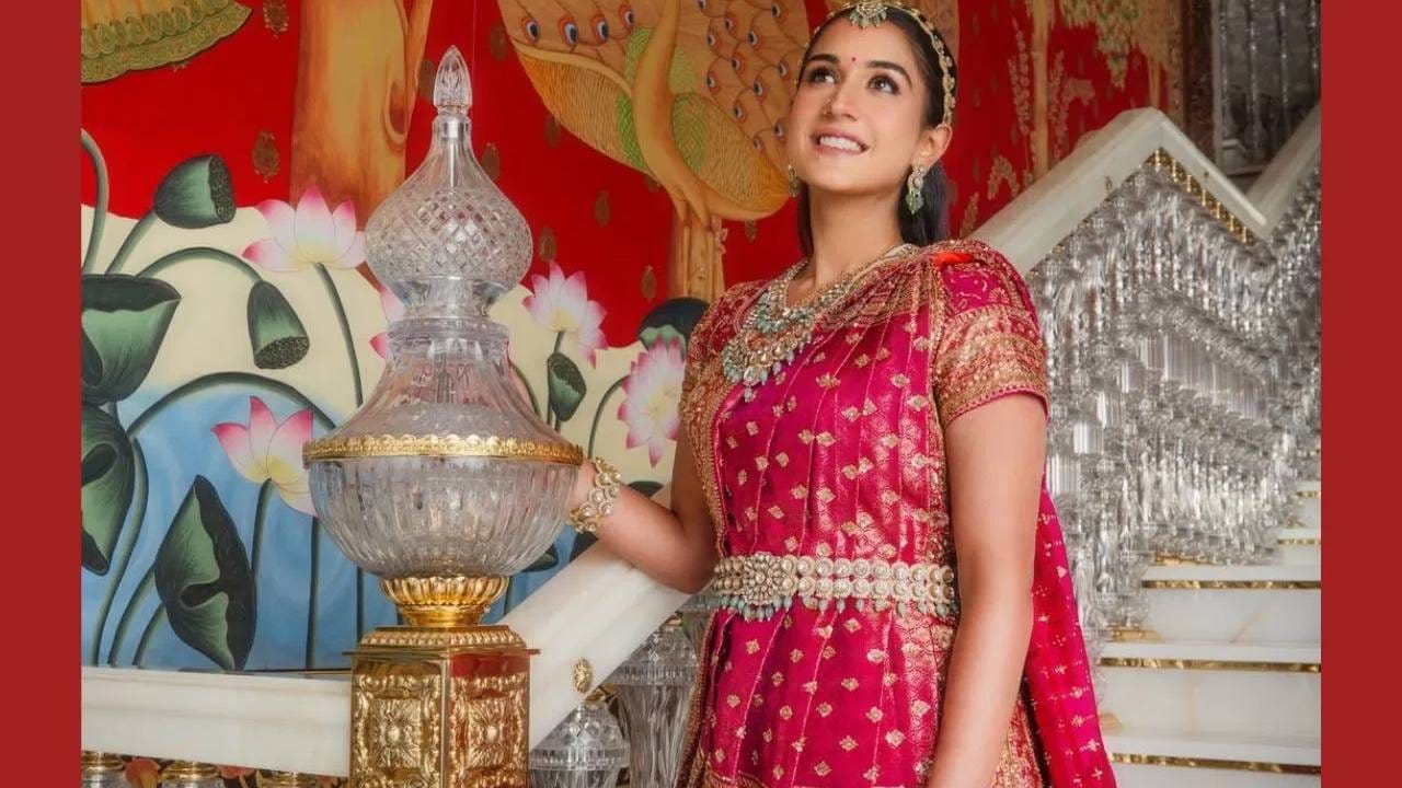 राधिका अंबानीच्या या साडीचं सर्वात मोठं वैशिष्ट्य म्हणजे त्यावर करण्यात आलेली अप्रतिम कारागिरी. मनीष मल्होत्राने दिलेल्या माहितीनुसार, ही साडी सोन्याच्या जरीने विणण्यात आली आहे. साडीवर अँटिक गोल्ड मरोडी एम्ब्रॉयडरी (Marodi Embroidery) देखील करण्यात आली असून, या पारंपरिक कलेमुळे साडीला एक वेगळाच शाही अंदाज मिळाला.