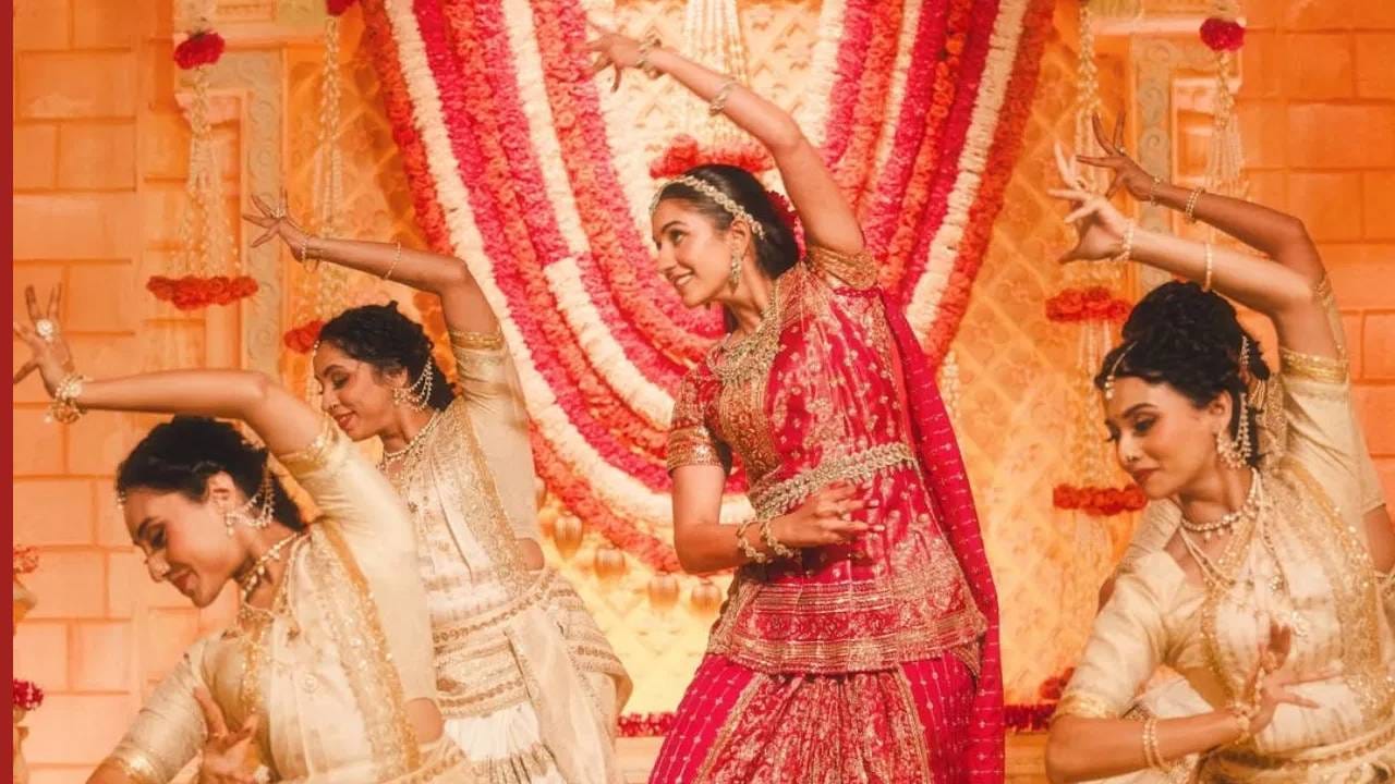 मरोडी एम्ब्रॉयडरीसोबतच साडीवर जरदोसीची सुंदर कामगिरी करण्यात आली. सोन्याच्या जरीसोबत केलेल्या या नाजूक जरदोजी वर्कमुळे साडीला अधिक रॉयल मिळतो. प्रत्येक बारकाव्यात भारतीय हस्तकलेची झलक दिसून येते. विशेष म्हणजे राधिकाचा हा पोशाख केवळ दिसायला सुंदर असावा यासाठी तयार करण्यात आलेला नव्हता, तर तिच्या भारतीय शास्त्रीय नृत्याच्या सादरीकरणाचा विचार करून त्याची रचना करण्यात आली होती. त्यामुळे साडीचं ड्रेपिंग, तिची रचना आणि दागिन्यांची निवड यामध्ये सौंदर्यासोबतच नृत्याची गरजही लक्षात घेण्यात आली होती.
