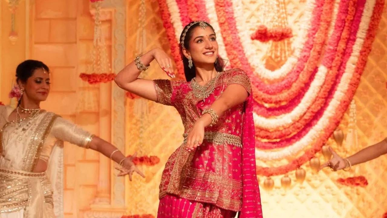 आशियातील सर्वात श्रीमंत व्यक्ती अशी ख्याती असलेले मुकेश अंबानी आणि कुटुंबीय प्रचंड प्रसिद्ध आहेत. त्यांचं अँटिलिया हे निवासस्थानही बरंच चर्चेत असतं. सध्या सणासुदीचे दिवस असून गणेशोत्सवाची लगबग सुरू आहे. दरवर्षीप्रमाणे यंदाही अँटिलियामध्ये गणेशोत्सवाचा थाट माट पहायला मिळाला. भव्य सजावट, शानदार वातावरण आणि अंबानी कुटुंबीयांचे खास लूक्स यामुळे हा सोहळा पुन्हा एकदा चर्चेत आला. यंदाच्या गणेशोत्सवात अंबानी कुटुंबाची धाकटी सून राधिका मर्चंट हिने आपल्या खास नृत्य सादरीकरणाने सर्वांचं लक्ष वेधून घेतले. लाडक्या गणरायासाठी तिने ‘एकदंताय’ यावर भारतीय शास्त्रीय नृत्य सादर केलं. मात्र जितकी चर्चा तिच्या नृत्याची झाली तेवढाच तिचा रॉयल आणि पारंपरिक लूकही चर्चेत होता.