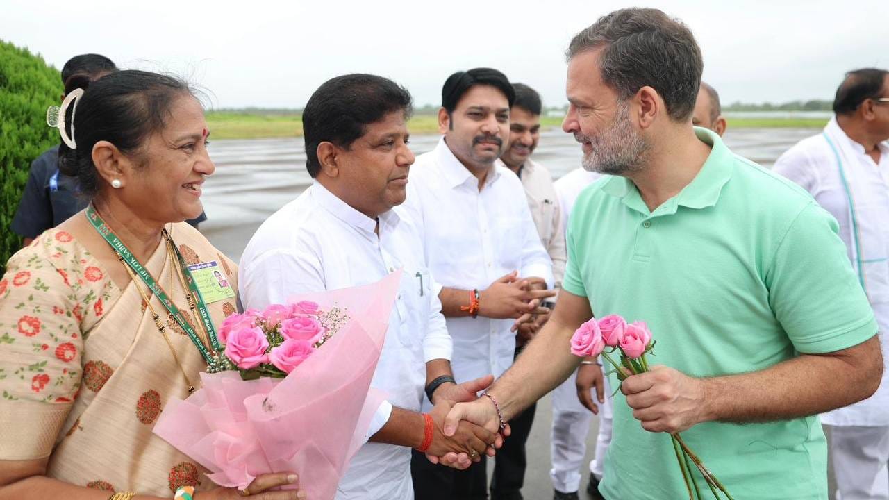 आधी तुमच्या बहिणीला पुढे आणा... राहुल गांधींविरोधात भाजपचं जोरदार आंदोलन, काळ्या फिती लावून घोषणाबाजी आधी तुमच्या बहिणीला पुढे आणा... राहुल गांधींविरोधात भाजपचं जोरदार आंदोलन, काळ्या फिती लावून घोषणाबाजी