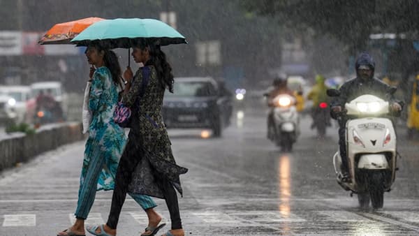 Rain Update : गणरायाच्या आगमनापूर्वी पावसानं टेन्शन वाढवलं, मुंबईसह उपनगरात मुसळधार पाऊस