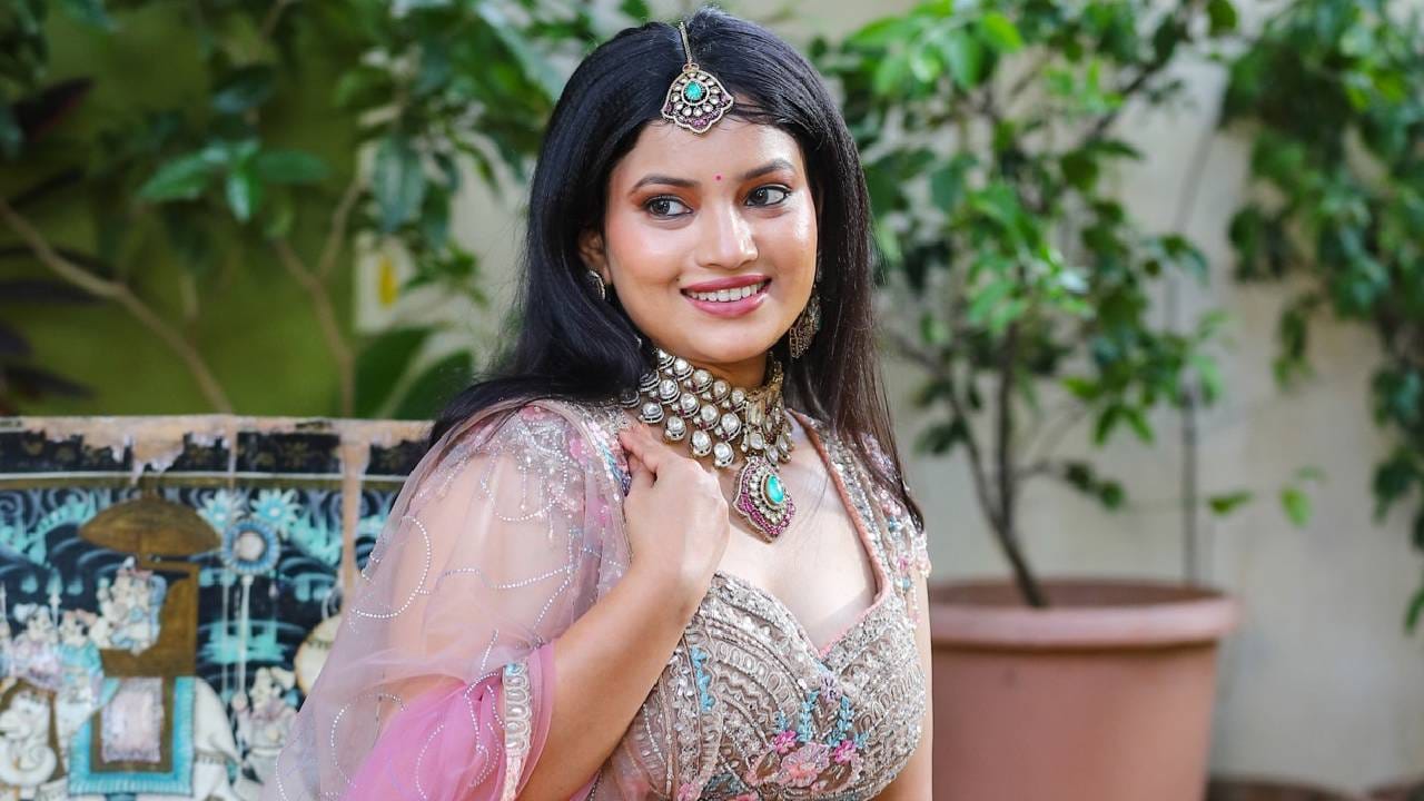 लाईट पिंक कलरचा वर्क केलेला टॉप, त्याच रंगाचा शरारा आणि ओढणी असा राजेश्वरीचा ड्रेस सध्या चर्चेत आहे. त्यासोबत तिने गळ्यात भारी चोकर, सुंदर कानातले आणि मांगटीत घालून तिचा लूक पूर्ण केलाय.
