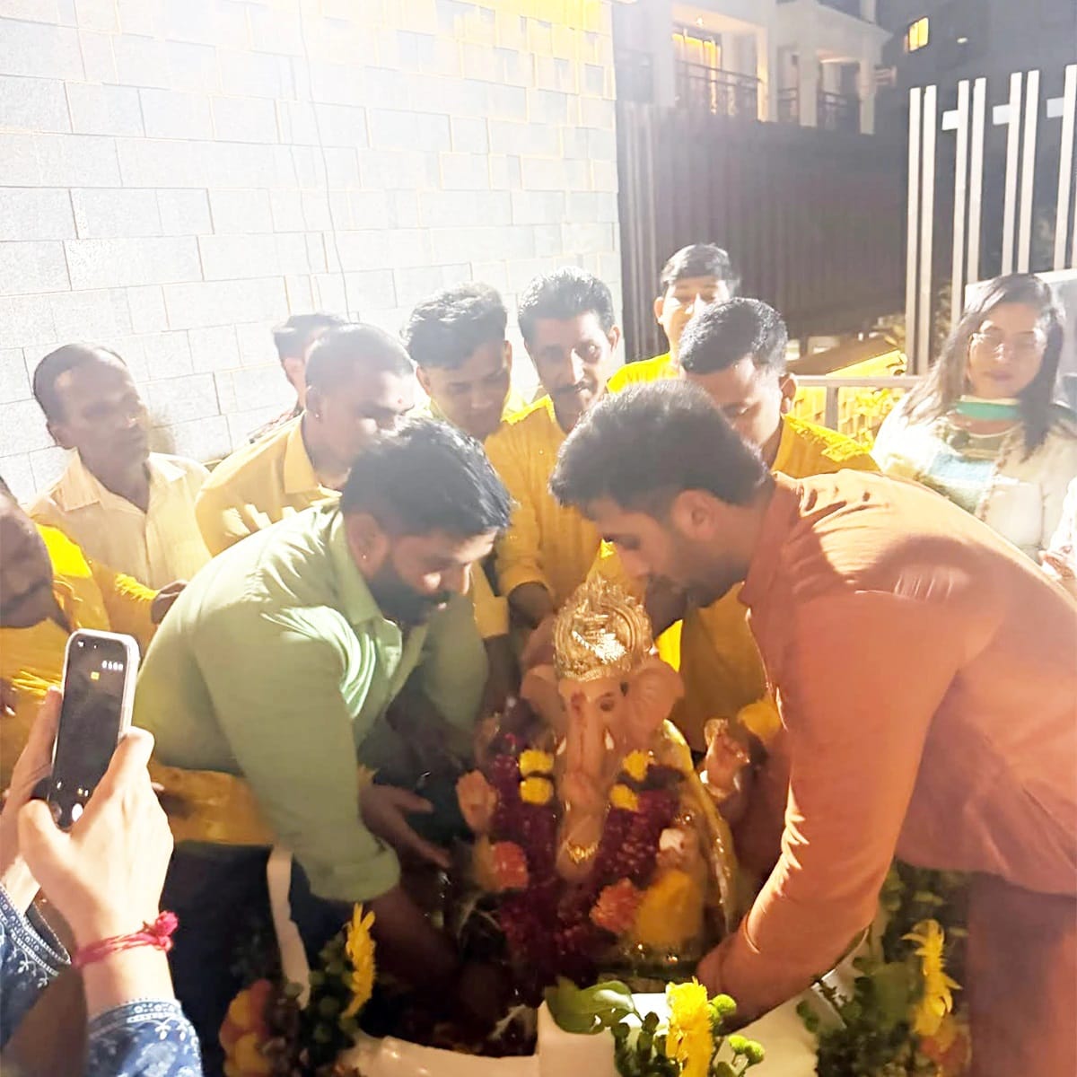 आलियाने मधल्या बोटाने टिळा लावल्यामुळे नेटकऱ्यांनी अभिनेत्रीला ट्रोल केलं. एवढंच नाही तर, याआधी अभिनेता रणबीर कपूर याला देखील प्रसादावरुन ट्रोल करण्यात आलं होतं. 